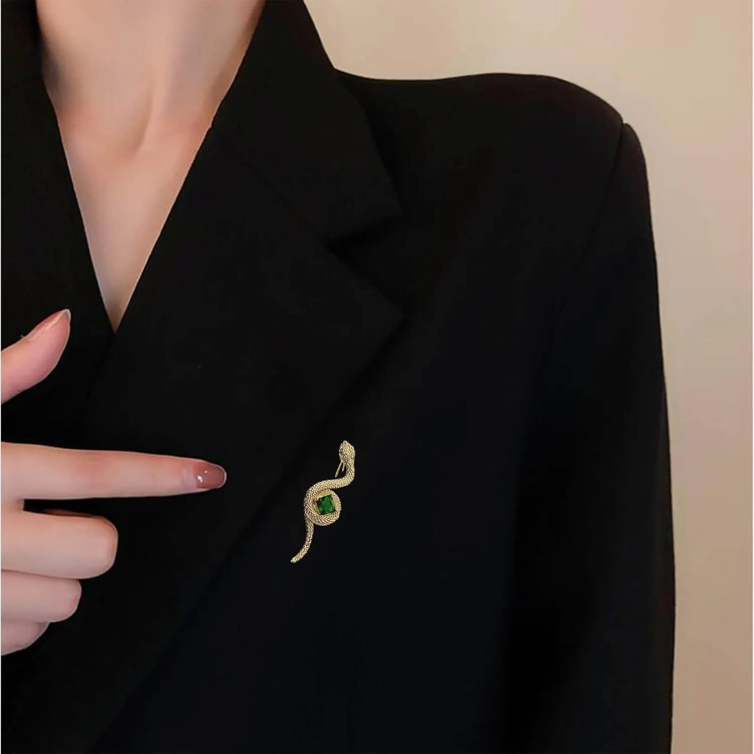 Andelaisi Boho Emerald Snake Brooch Pin Green Gem Snake Serpent Brooch Vintage Crystal Gem Snake Brooch Gothic Emerald Serpent Badge Pin Clothing Hat Bag Accessories Jewelry for Women and Girls