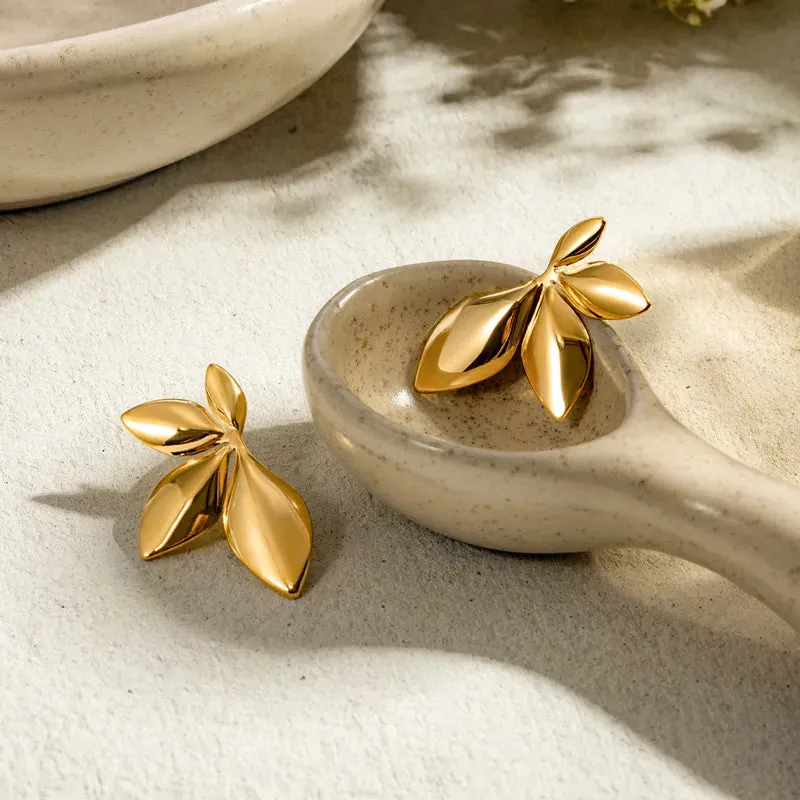 Leaf Motif Earrings Gold