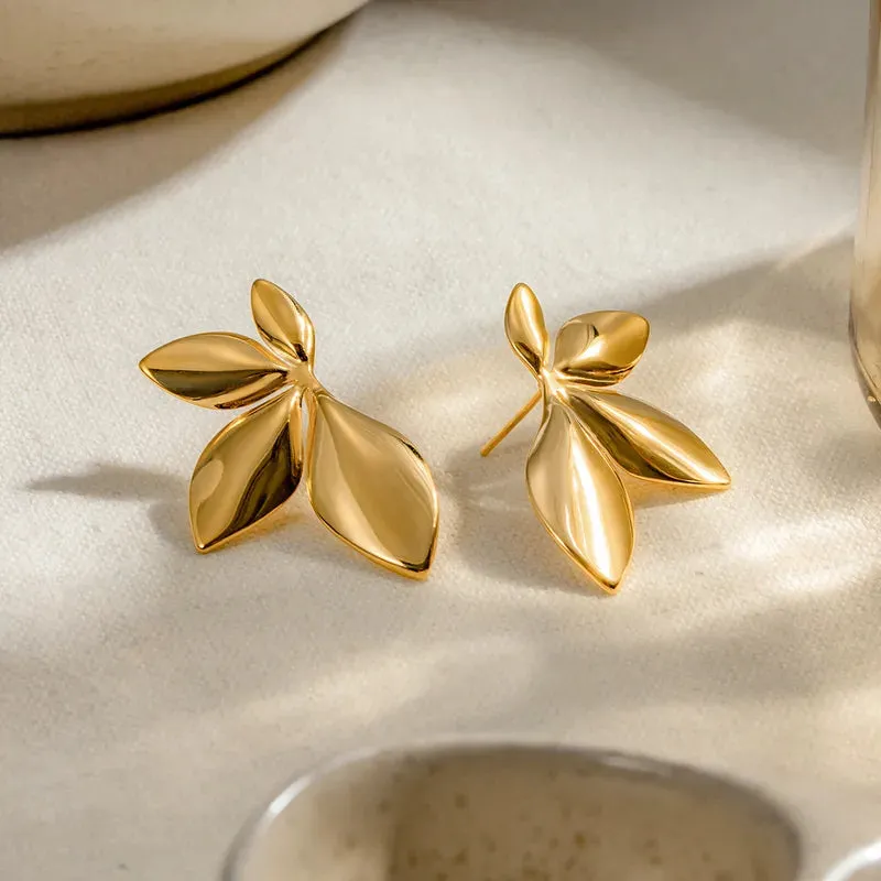 Leaf Motif Earrings Gold
