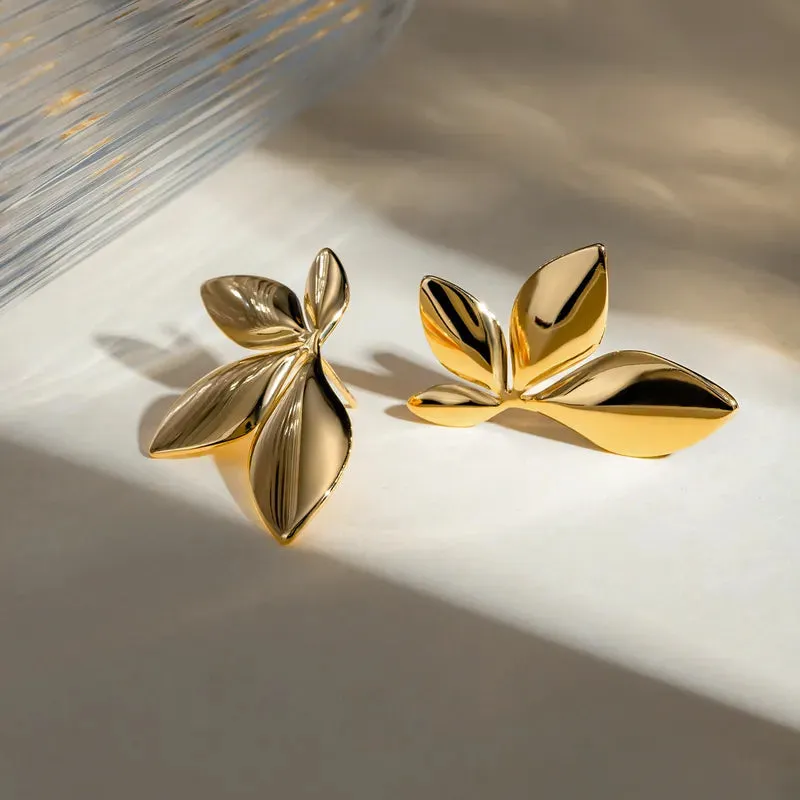 Leaf Motif Earrings Gold