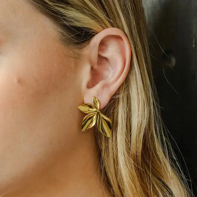 Leaf Motif Earrings Gold