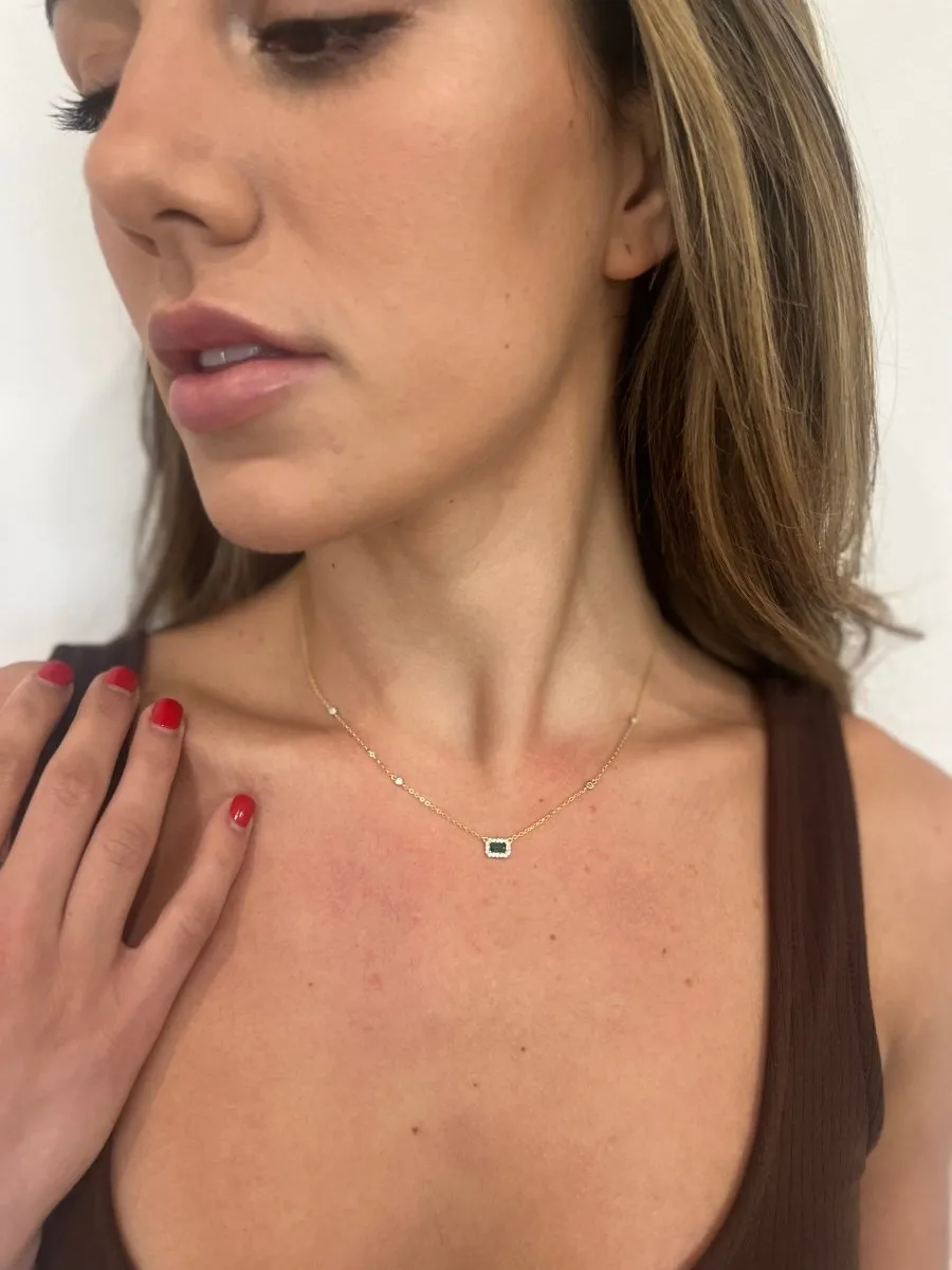 Noras Radiant Emerald Necklace  A Timeless Gem of Elegance